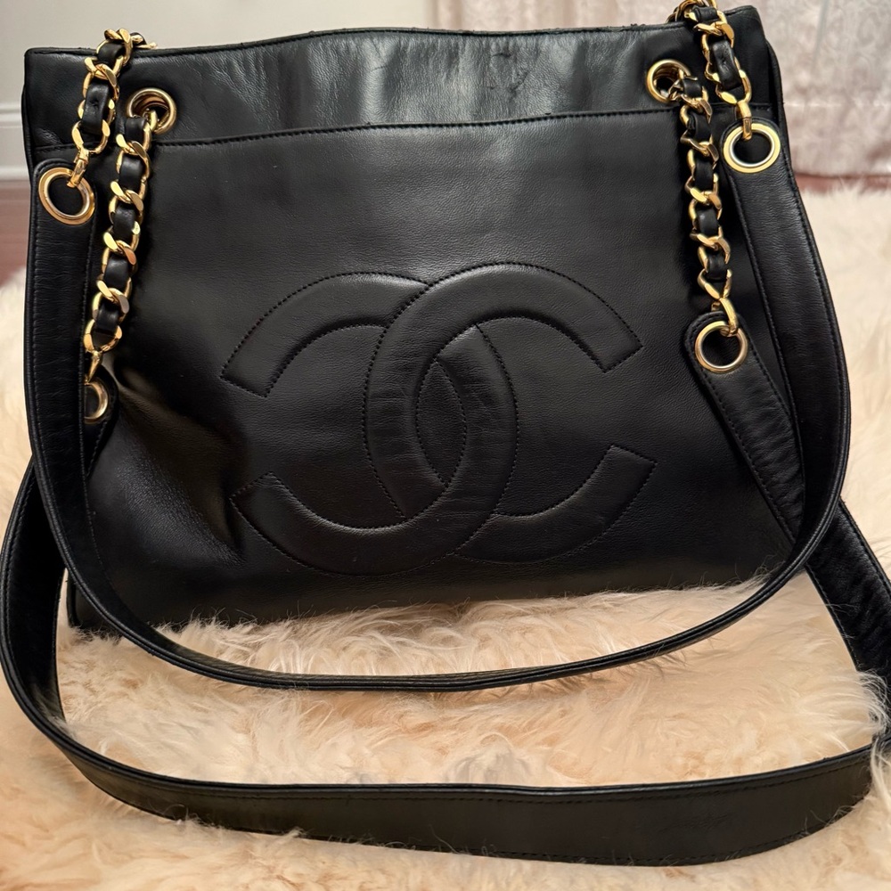CHANEL Black CC Logo Shoulder Bag with Gold Chain Trim - Picture 14 of 15